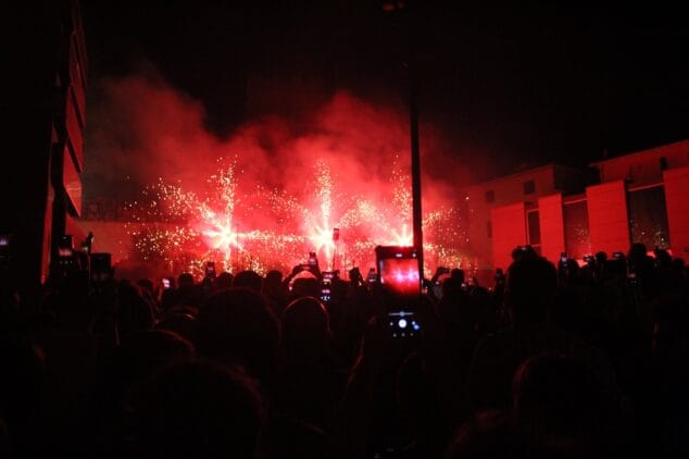Las Fallas de Dénia desafían la lluvia y llenan de vida una jornada de Fiestas con un multitudinario concierto y correfocs 101 correfocs en el centro de denia 25