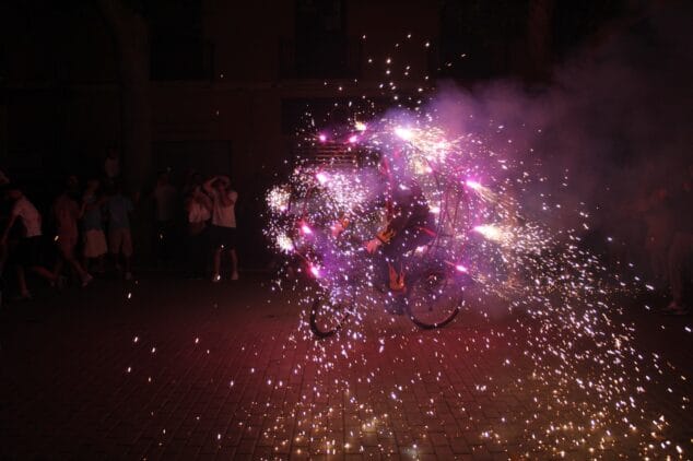Las Fallas de Dénia desafían la lluvia y llenan de vida una jornada de Fiestas con un multitudinario concierto y correfocs 120 correfocs en el centro de denia 5