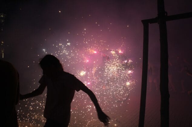 Las Fallas de Dénia desafían la lluvia y llenan de vida una jornada de Fiestas con un multitudinario concierto y correfocs 119 correfocs en el centro de denia 6