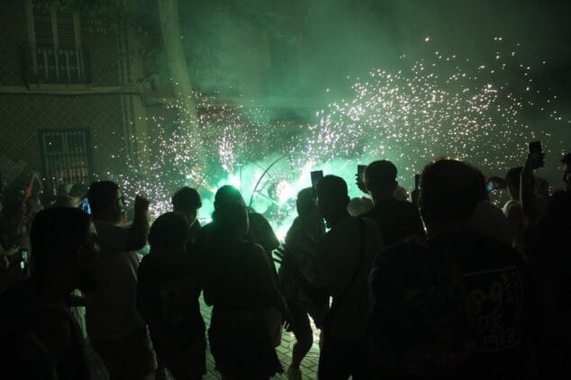 Las Fallas de Dénia desafían la lluvia y llenan de vida una jornada de Fiestas con un multitudinario concierto y correfocs 117 correfocs en el centro de denia 8