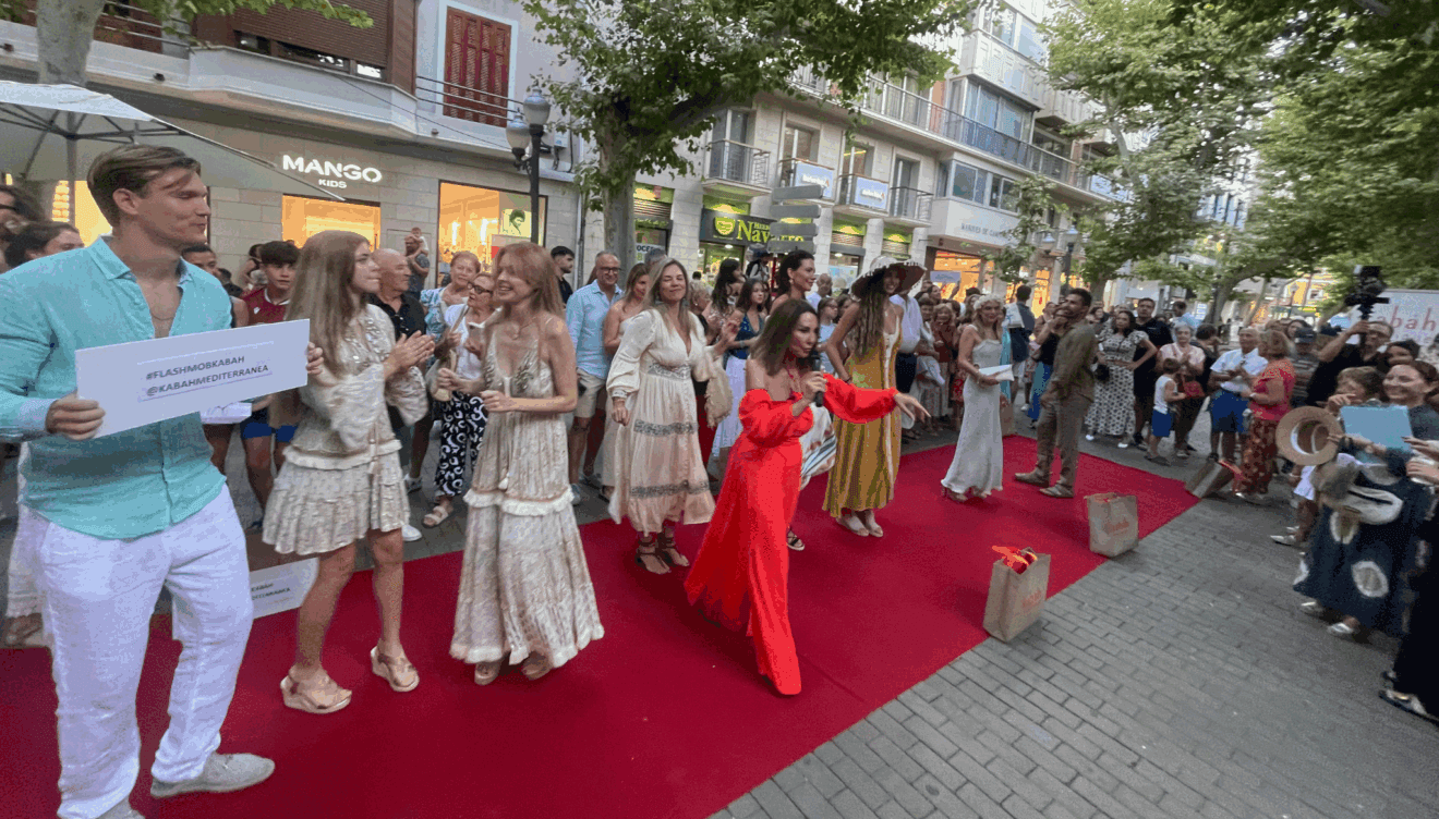Dénia vibra con el primer flashmob de moda de Europa creado por Boutique Kabah