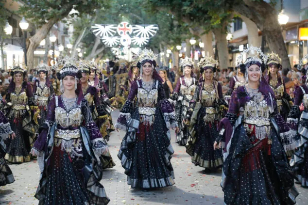 Imagem: Desfile de gala de mouros e cristãos de Dénia 2024