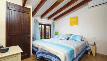 Dormitorio con camas individuales y ventilación natural