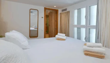 Dormitorio doble con aire acondicionado y decoración mediterránea