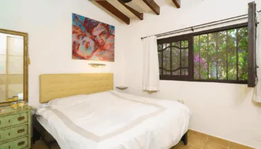 Dormitorio doble con vistas al jardín