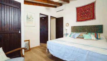 Dormitorio principal con cama king size y aire acondicionado