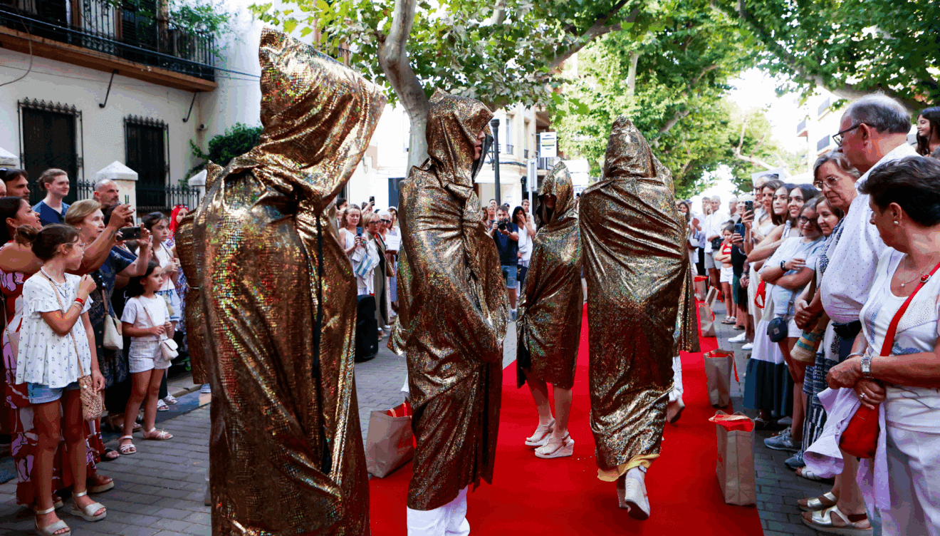 El espíritu mediterráneo se pasea por Dénia con el original desfile urbano de Kabah