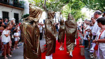 El espíritu mediterráneo se pasea por Dénia con el original desfile urbano de Kabah