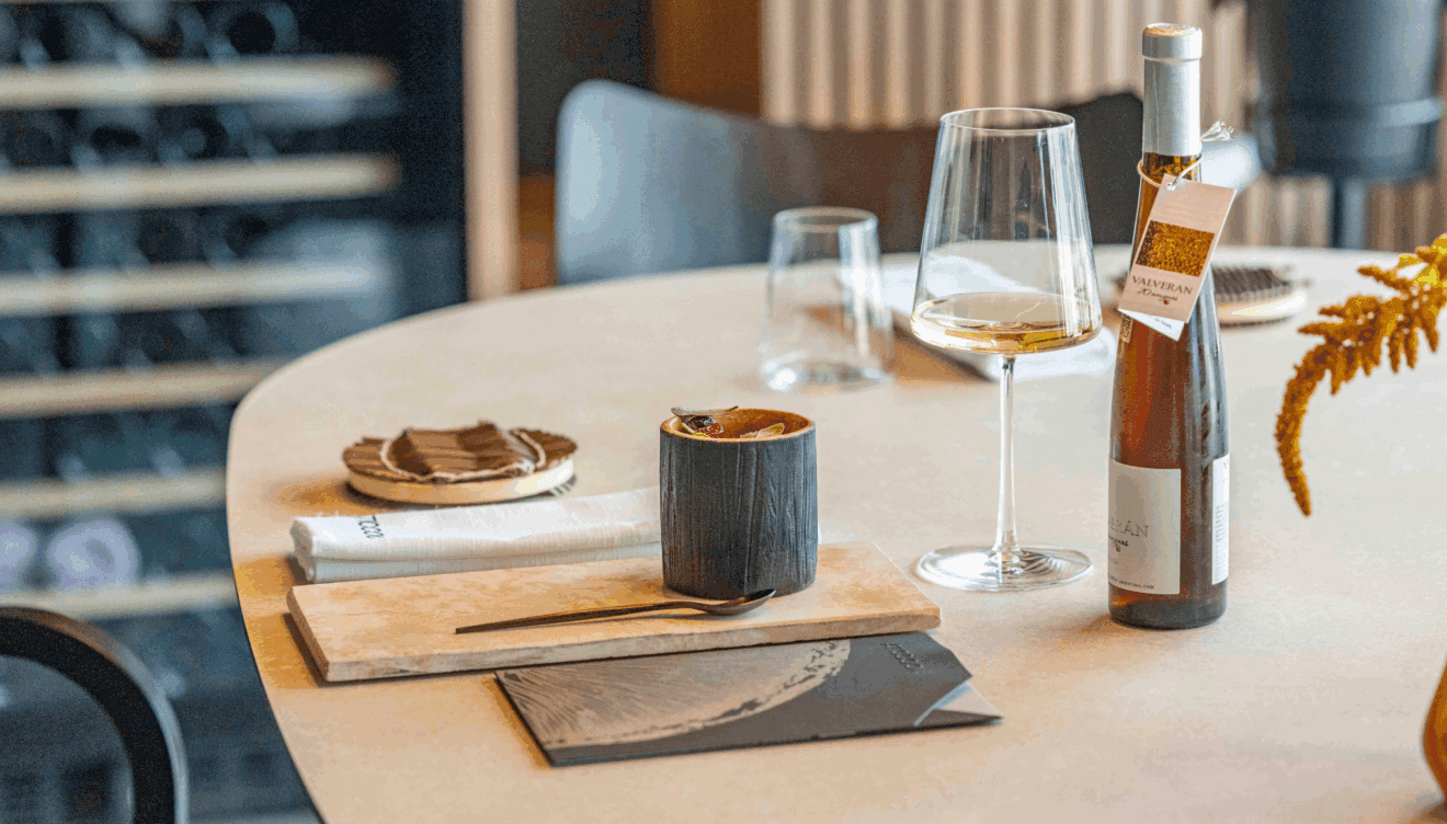 Espacio gastronómico de Aticcook con decoración contemporánea y elegante