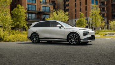 Exterior del XPENG G6, minimalista y de color blanco