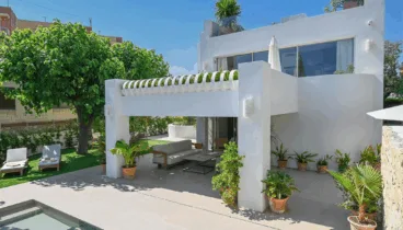 Fachada de villa de lujo en zona residencial tranquila