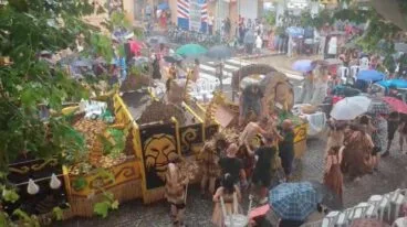 falleros bajando de la carroza por la lluvia intensa