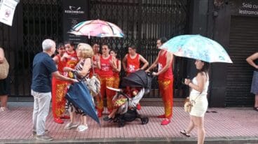 Falleros resguardándose de la lluvia 1
