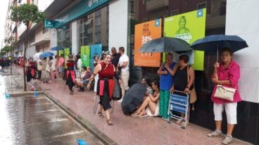 Falleros resguardándose de la lluvia 10