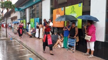 Falleros resguardándose de la lluvia