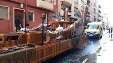 Falleros resguardándose de la lluvia 12