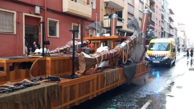 falleros resguardandose de la lluvia 12