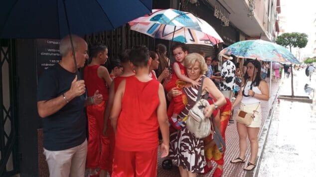 falleros resguardandose de la lluvia 13