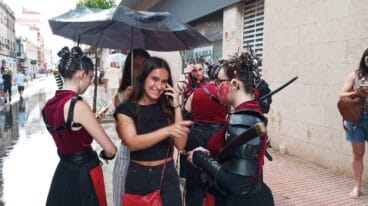 Falleros resguardándose de la lluvia 14
