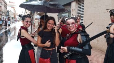 Falleros resguardándose de la lluvia 15