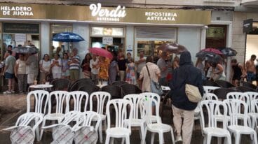 Falleros resguardándose de la lluvia 2