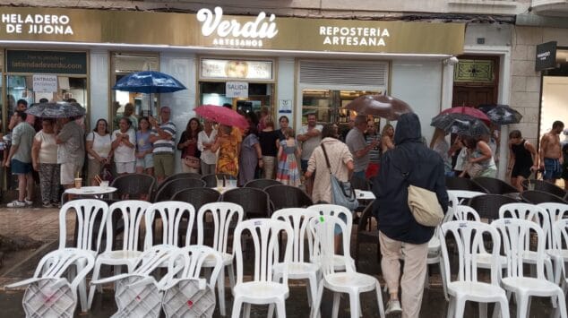 falleros resguardandose de la lluvia 2