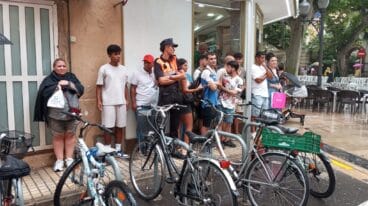 Falleros resguardándose de la lluvia 3