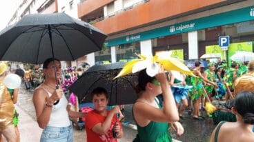 Falleros resguardándose de la lluvia 4