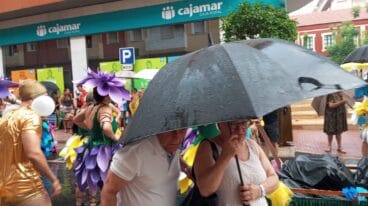 Falleros resguardándose de la lluvia 5