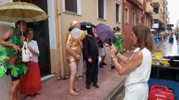 Falleros resguardándose de la lluvia 6