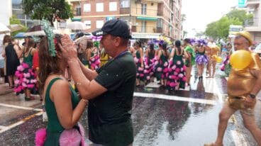 Falleros resguardándose de la lluvia 7