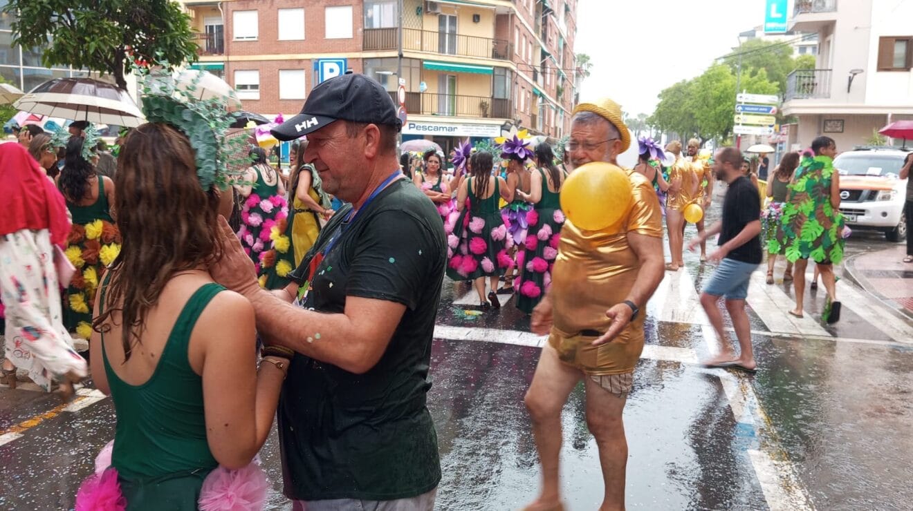 Falleros resguardándose de la lluvia 8