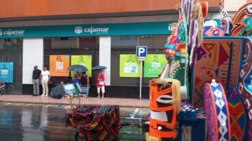 Falleros resguardándose de la lluvia 9