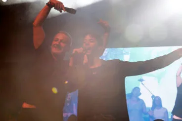 El juez y ex miembro de OT, Alejandro Parreño, junto al ganador juvenil del FIC