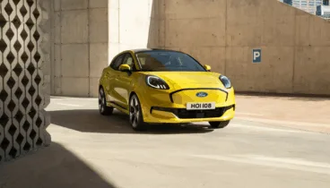 Ford Puma Gen E in der Stadt geparkt, ein leicht zu manövrierender Stadt-SUV
