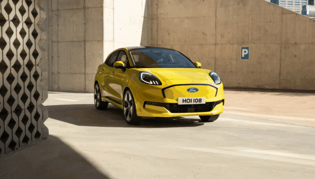 ford puma gen e aparcado en ciudad suv urbano facil de maniobrar