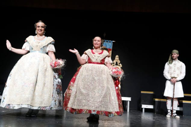 Las Fallas de Dénia desafían la lluvia y llenan de vida una jornada de Fiestas con un multitudinario concierto y correfocs 41 gala fallera de denia 1