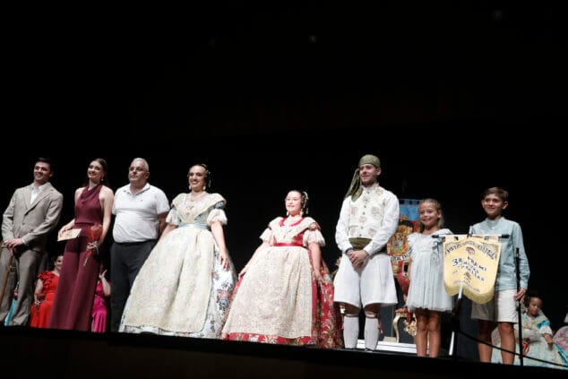 Las Fallas de Dénia desafían la lluvia y llenan de vida una jornada de Fiestas con un multitudinario concierto y correfocs 50 gala fallera de denia 10