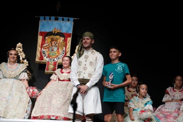 Las Fallas de Dénia desafían la lluvia y llenan de vida una jornada de Fiestas con un multitudinario concierto y correfocs 52 gala fallera de denia 12