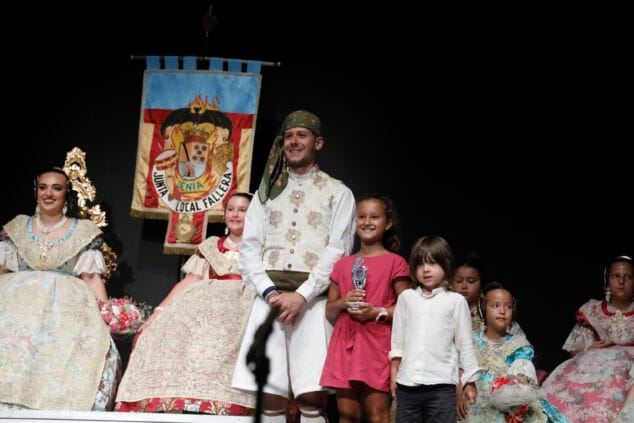 Las Fallas de Dénia desafían la lluvia y llenan de vida una jornada de Fiestas con un multitudinario concierto y correfocs 54 gala fallera de denia 14