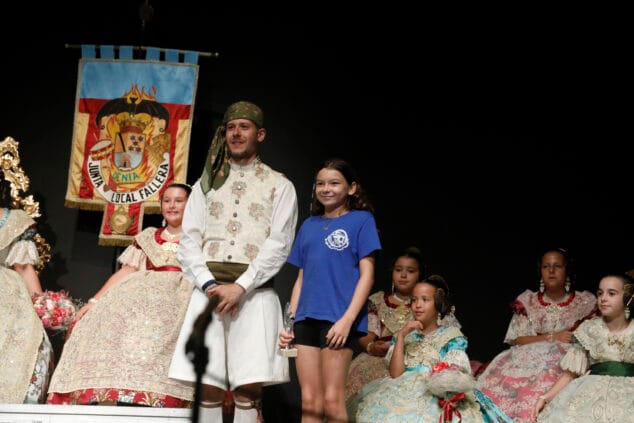 Las Fallas de Dénia desafían la lluvia y llenan de vida una jornada de Fiestas con un multitudinario concierto y correfocs 56 gala fallera de denia 16