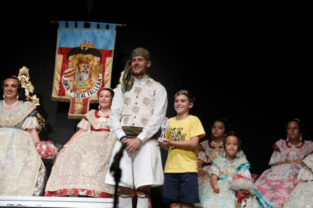 Las Fallas de Dénia desafían la lluvia y llenan de vida una jornada de Fiestas con un multitudinario concierto y correfocs 57 gala fallera de denia 17