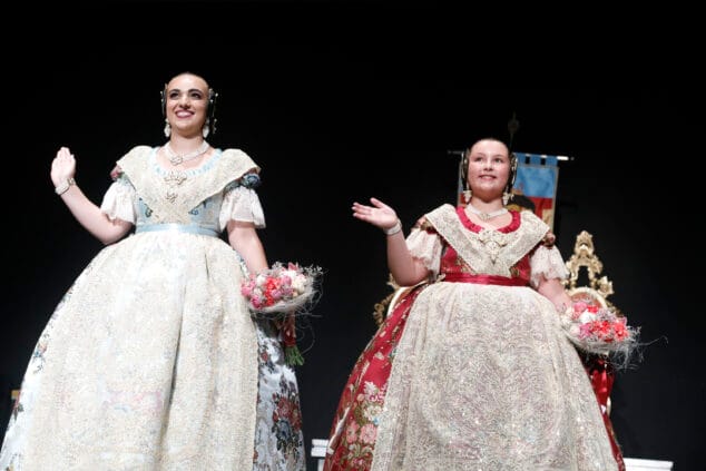 Las Fallas de Dénia desafían la lluvia y llenan de vida una jornada de Fiestas con un multitudinario concierto y correfocs 42 gala fallera de denia 2
