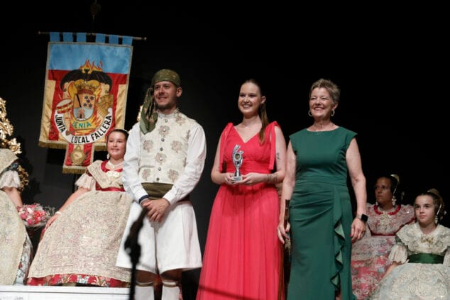 Las Fallas de Dénia desafían la lluvia y llenan de vida una jornada de Fiestas con un multitudinario concierto y correfocs 60 gala fallera de denia 20
