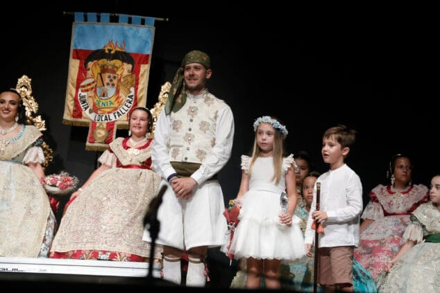 Las Fallas de Dénia desafían la lluvia y llenan de vida una jornada de Fiestas con un multitudinario concierto y correfocs 67 gala fallera de denia 27