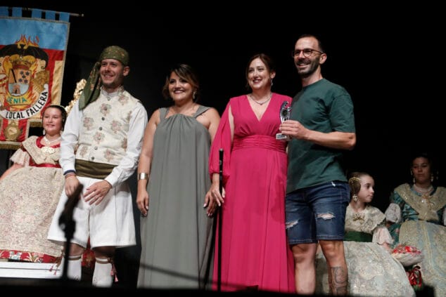 Las Fallas de Dénia desafían la lluvia y llenan de vida una jornada de Fiestas con un multitudinario concierto y correfocs 68 gala fallera de denia 28