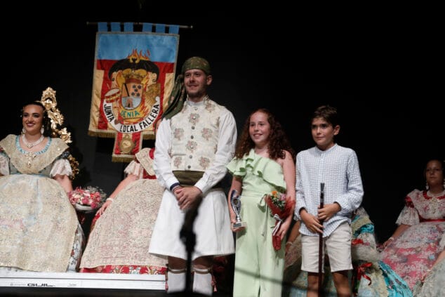 Las Fallas de Dénia desafían la lluvia y llenan de vida una jornada de Fiestas con un multitudinario concierto y correfocs 71 gala fallera de denia 31