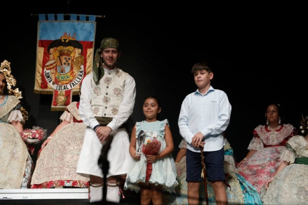 Las Fallas de Dénia desafían la lluvia y llenan de vida una jornada de Fiestas con un multitudinario concierto y correfocs 72 gala fallera de denia 32