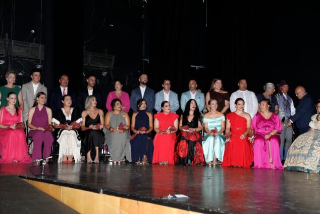 Las Fallas de Dénia desafían la lluvia y llenan de vida una jornada de Fiestas con un multitudinario concierto y correfocs 75 gala fallera de denia 35