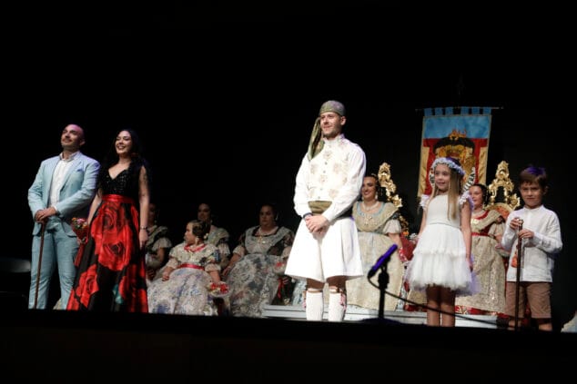 Las Fallas de Dénia desafían la lluvia y llenan de vida una jornada de Fiestas con un multitudinario concierto y correfocs 79 gala fallera de denia 39